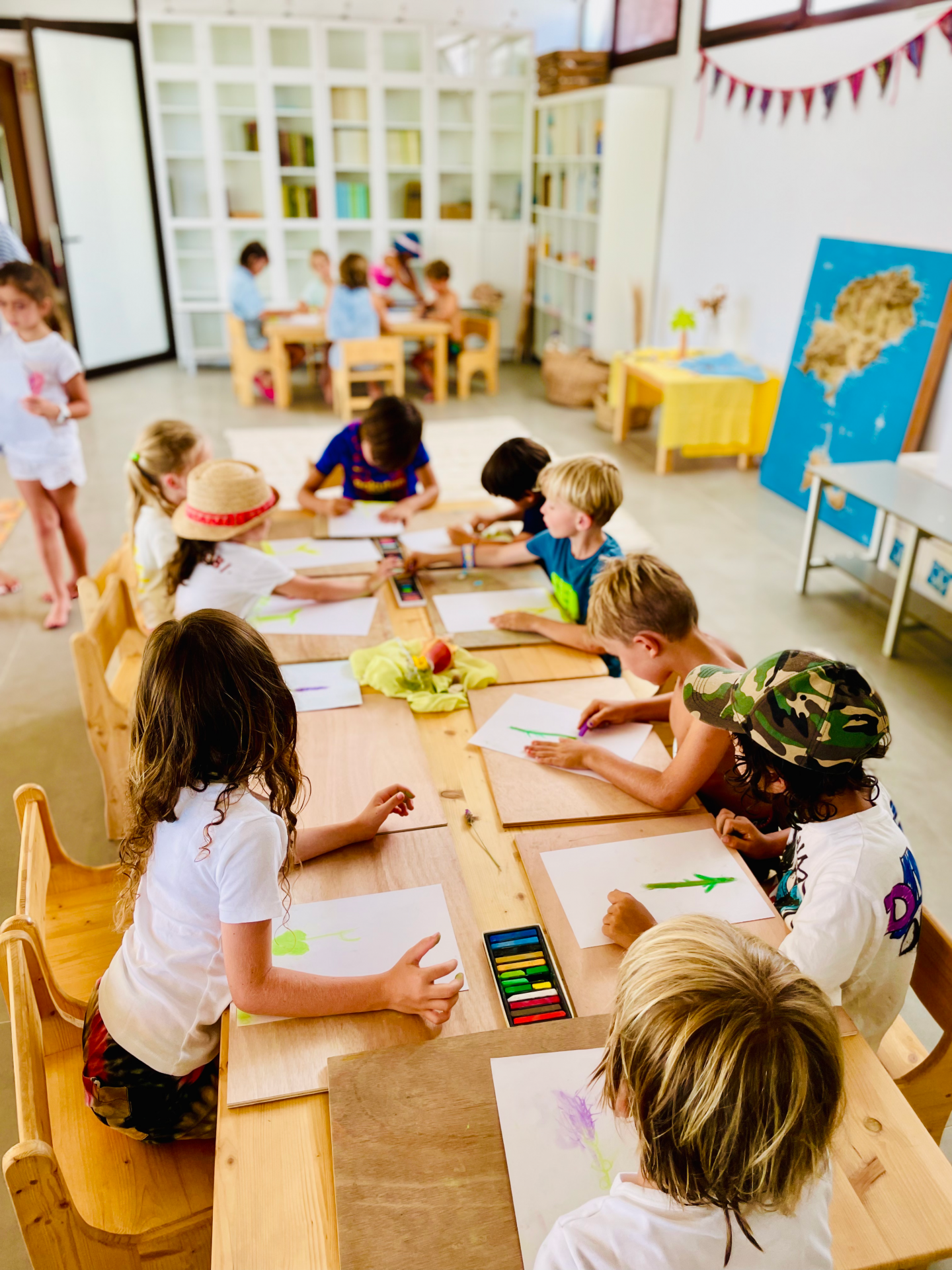 Varios niños y niñas empezando su actividad educarte